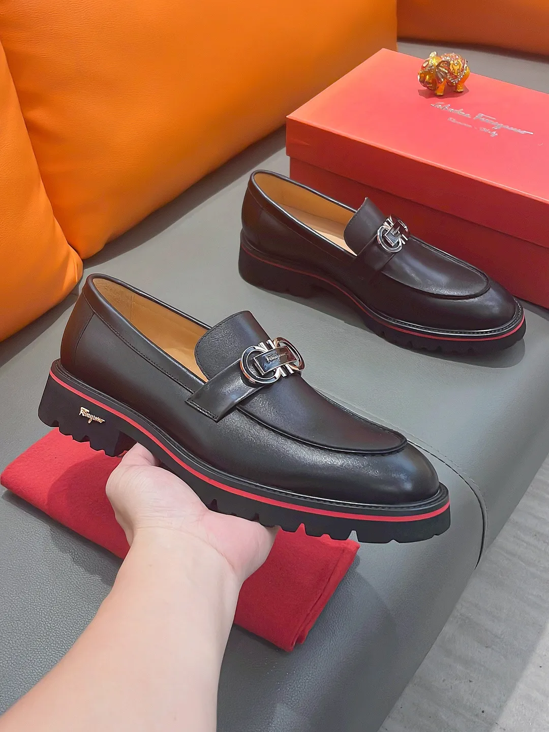 Men's shoes FERRAGAMO "Ferragamo" P540 Regular size: 39-44 (38, 45, 46, 47 customized) (suit shoes) Product materials: Selected first-layer cowhide upper, imported sheepskin lining; original outsole.